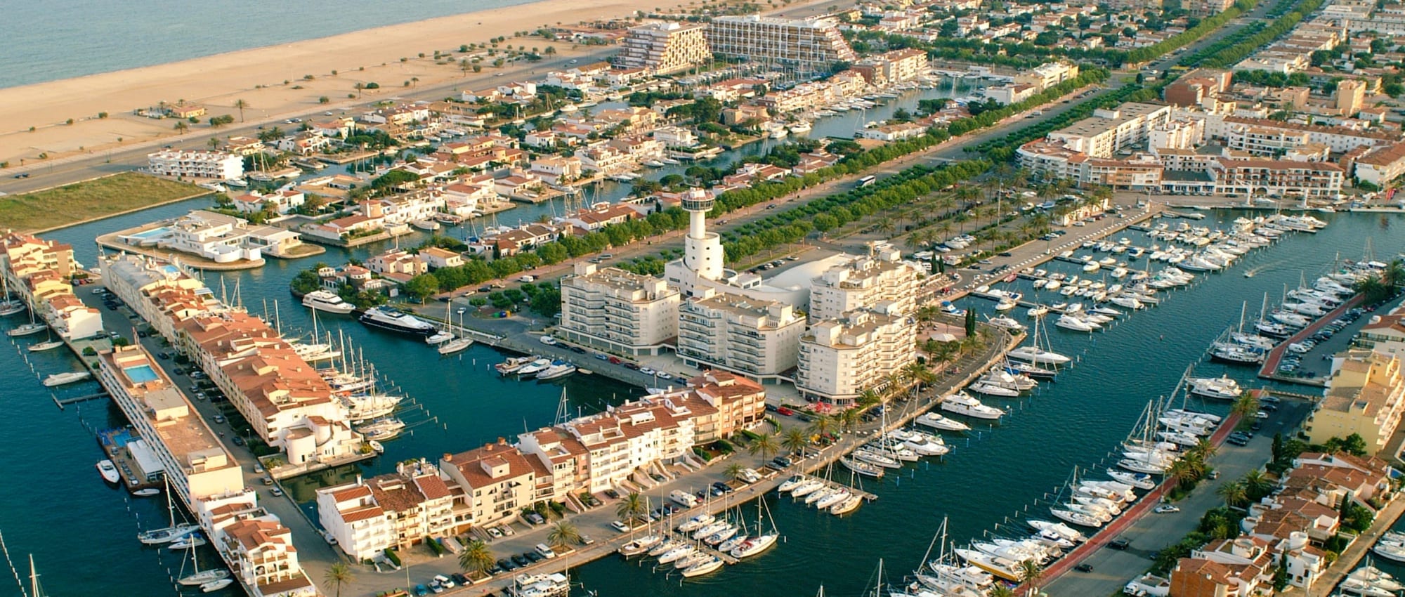 Vista aérea de Empuriabrava: canales, amarres y la playa